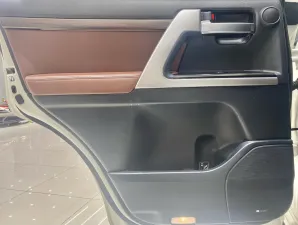 2016 تويوتا لاند كروزر VXR
