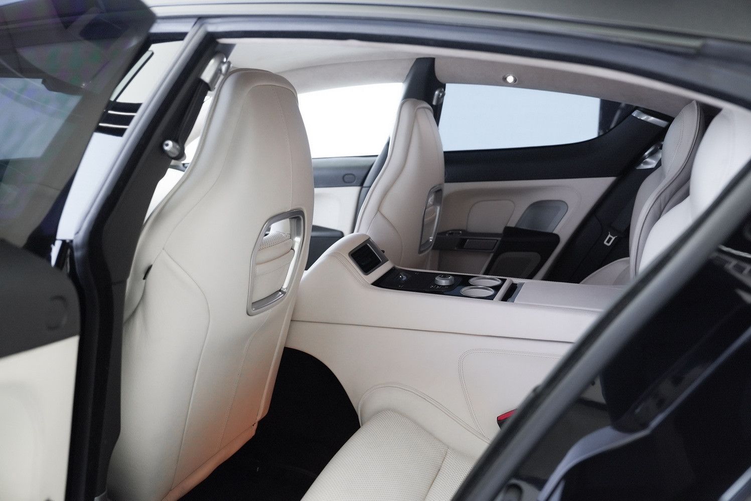2014 استون مارتن رابيد Luxury