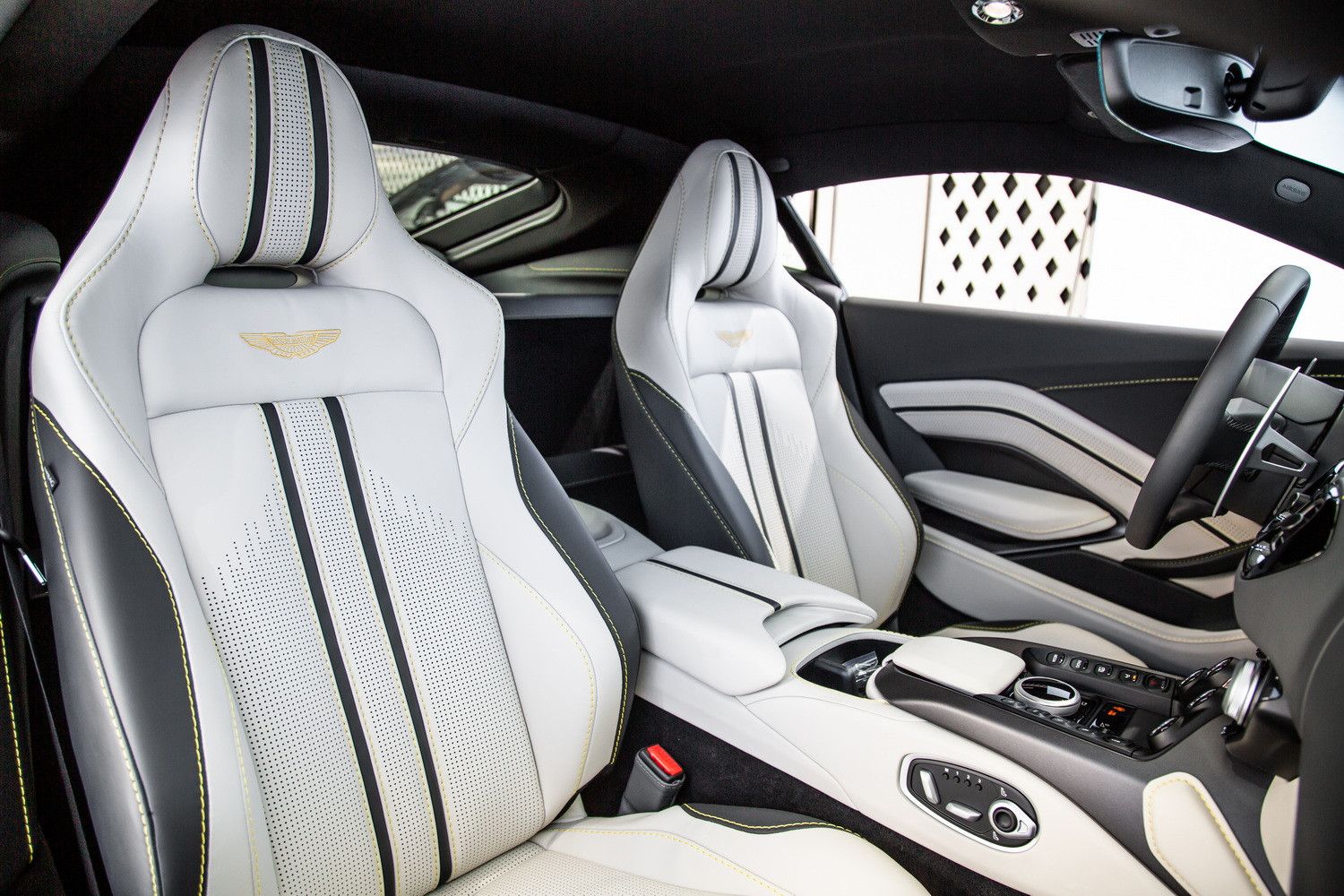 2023 استون مارتن فانتاج V8 Coupe