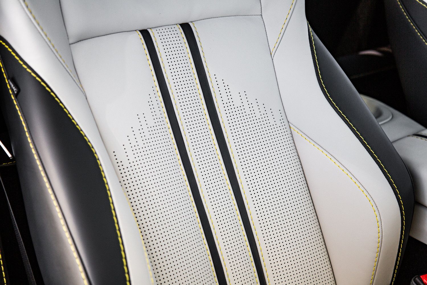 2023 استون مارتن فانتاج V8 Coupe
