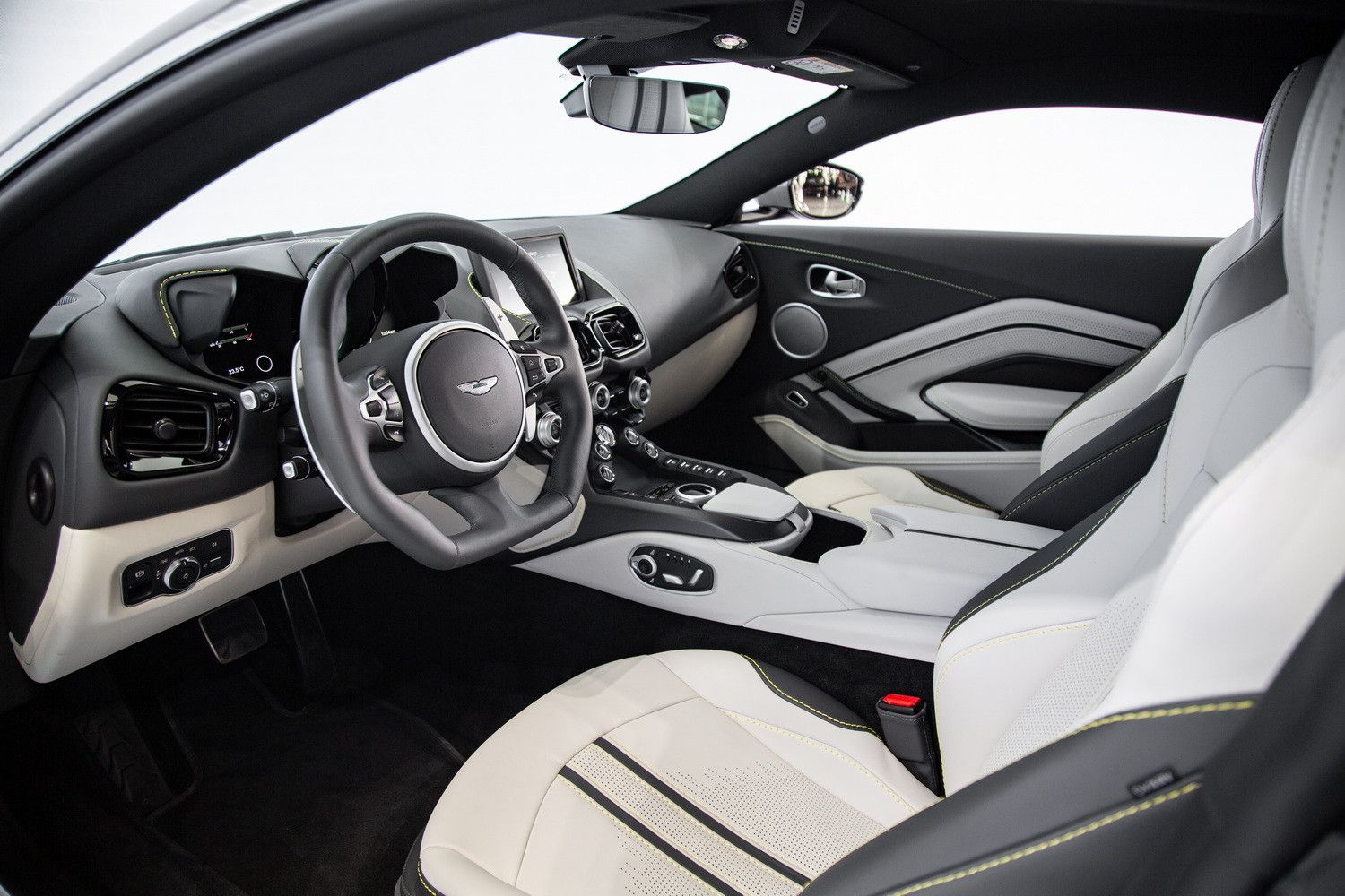 2023 استون مارتن فانتاج V8 Coupe