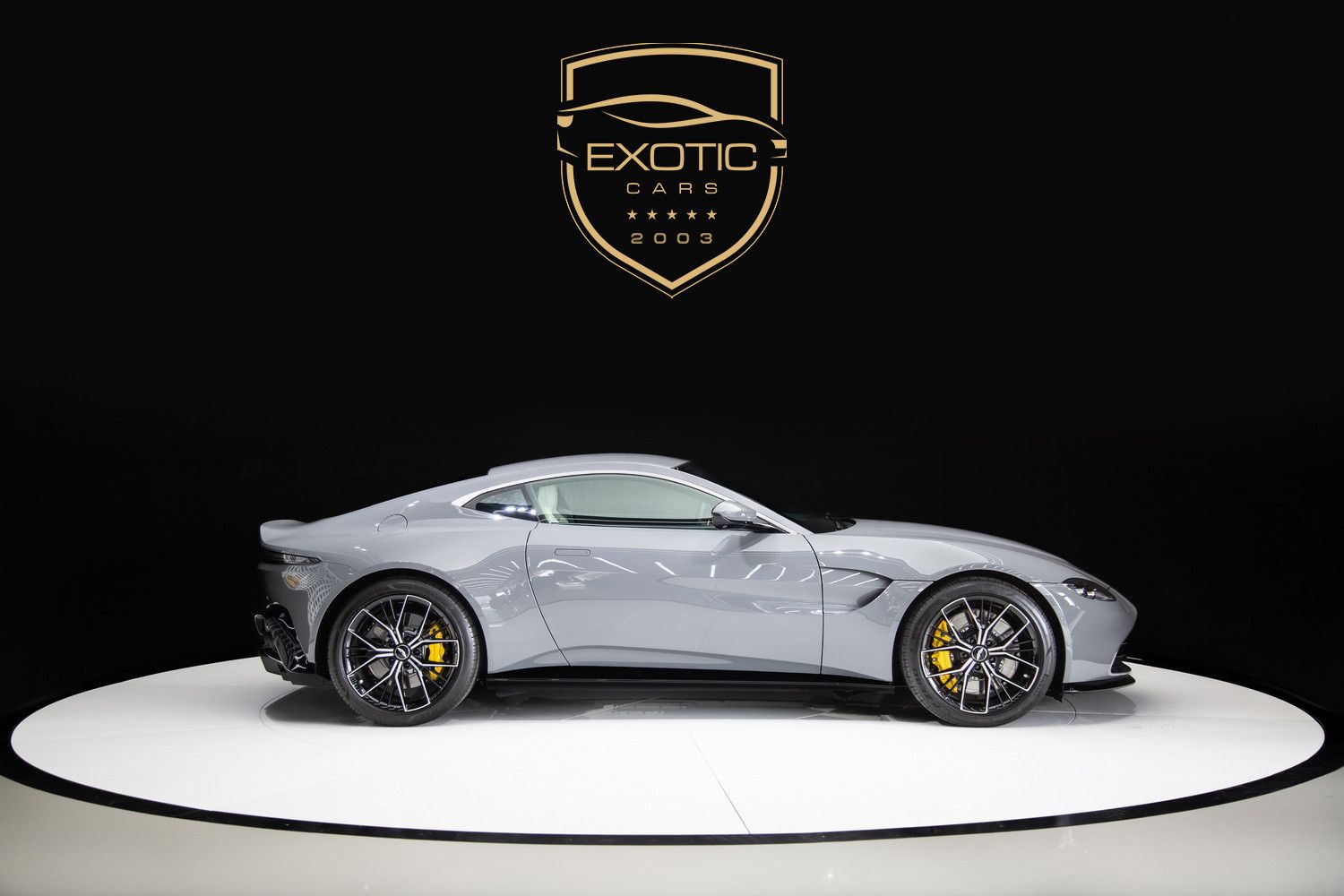 2023 استون مارتن فانتاج V8 Coupe
