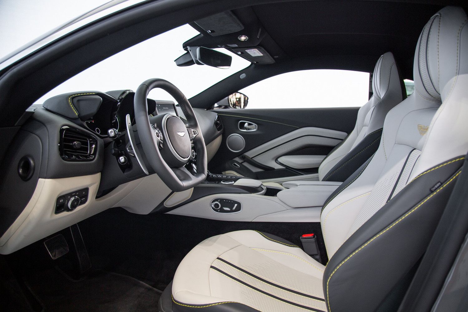 2023 استون مارتن فانتاج V8 Coupe