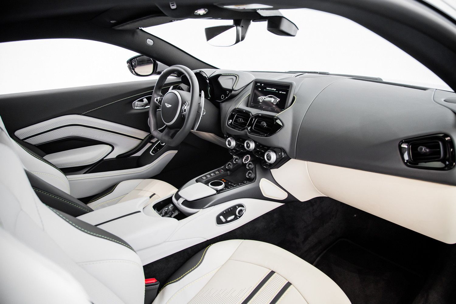 2023 استون مارتن فانتاج V8 Coupe