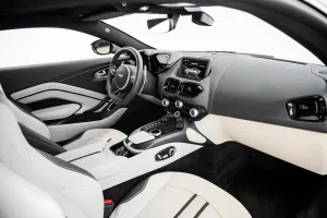 2023 استون مارتن فانتاج V8 Coupe