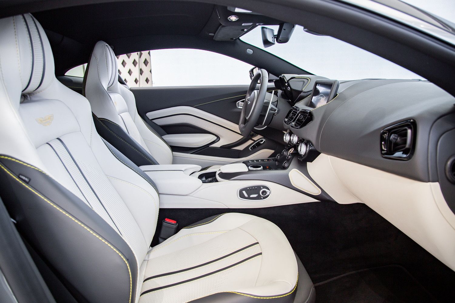 2023 استون مارتن فانتاج V8 Coupe