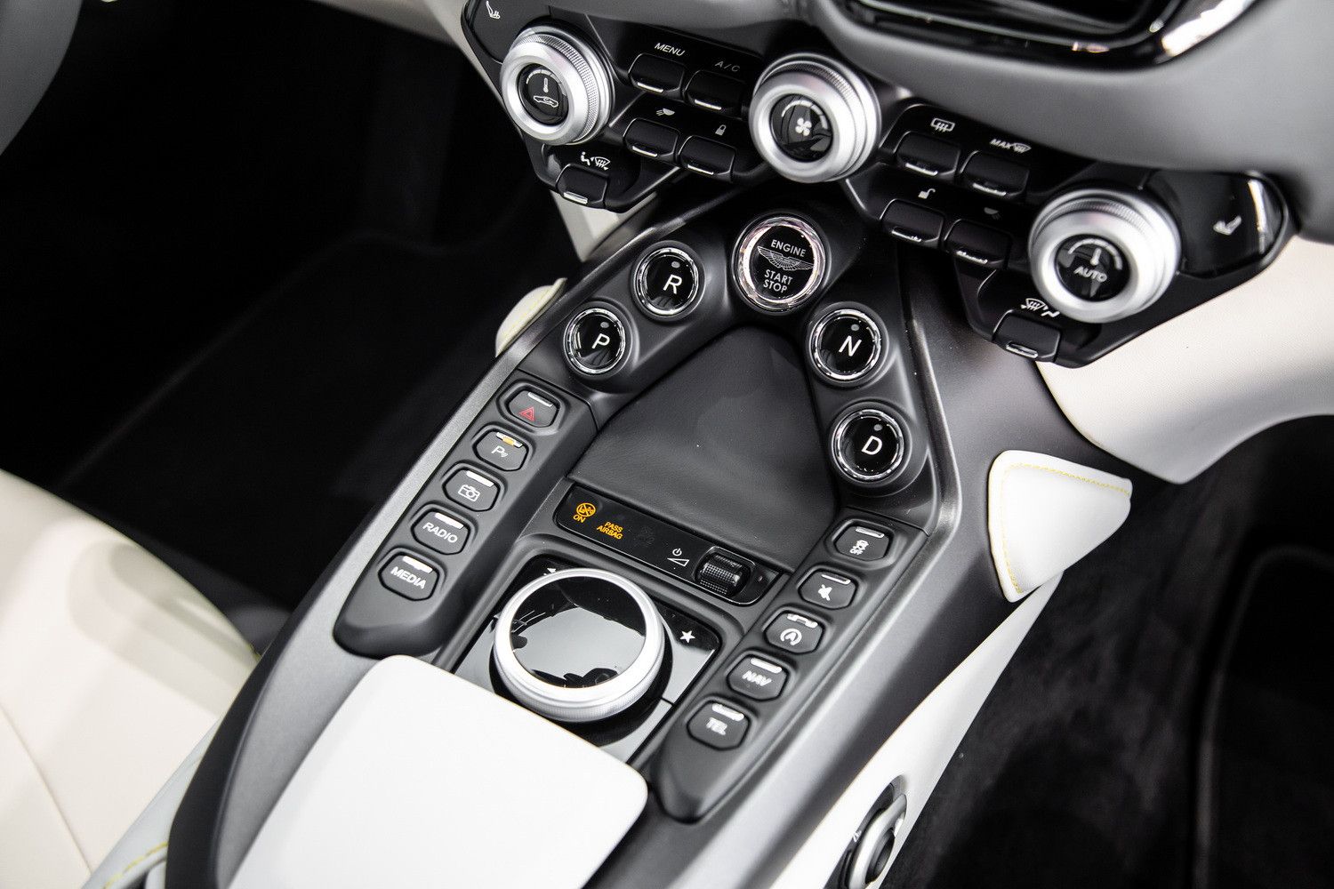 2023 استون مارتن فانتاج V8 Coupe