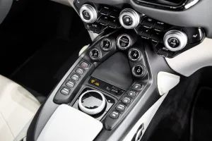 2023 استون مارتن فانتاج V8 Coupe