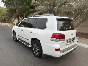 2015 لكزس أل أكس ٥٧٠