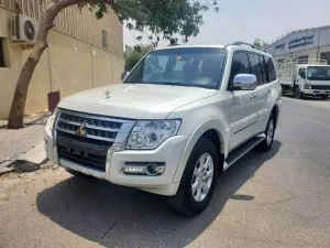 2022 ميتسوبيشي باجيرو GLS