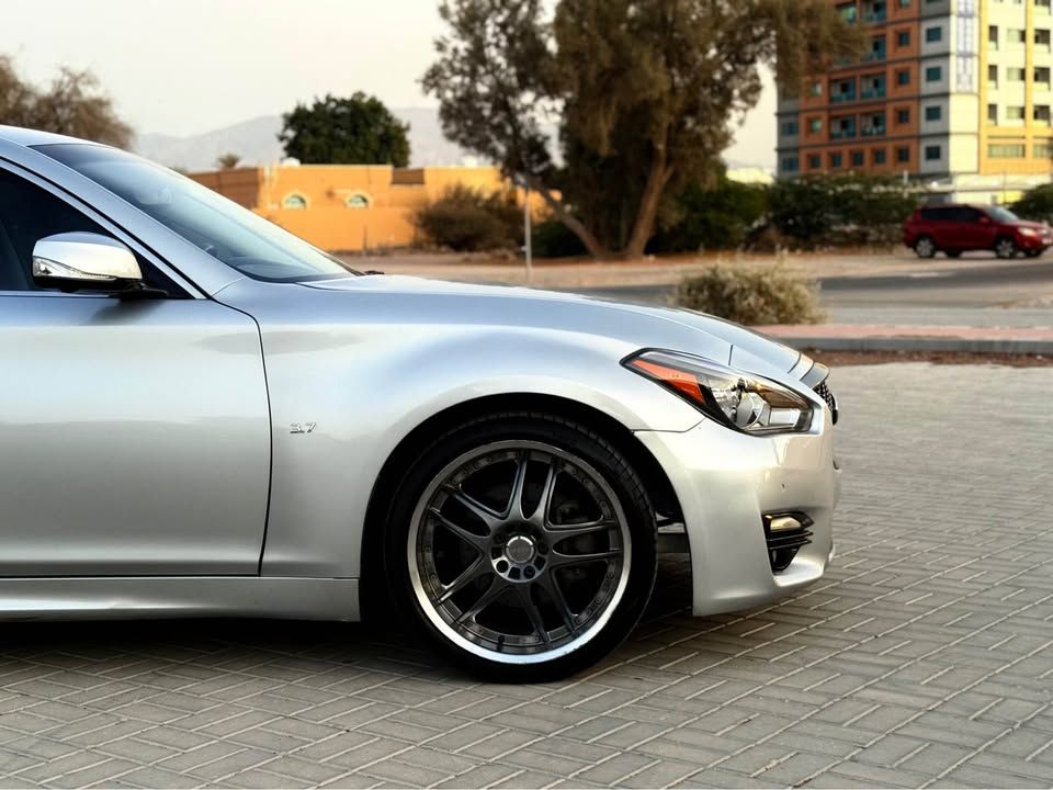 2017 إنفينيتي كيو ٧٠ LUXE