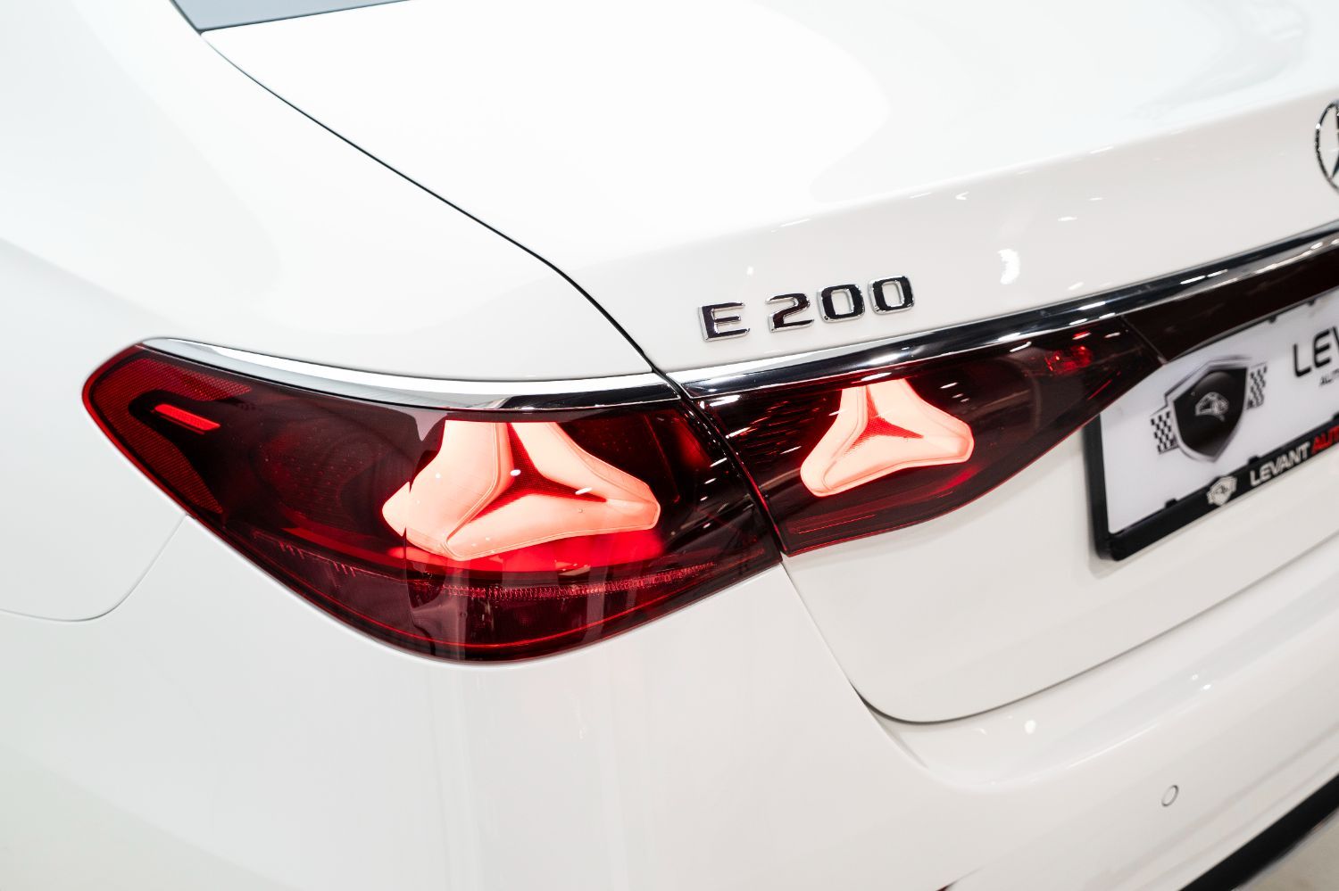 2025 مرسيدس-بنز الفئة - E E200