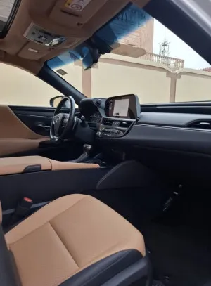 2023 لكزس ES - اي اس ES300h