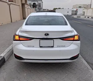 2023 لكزس ES - اي اس ES300h