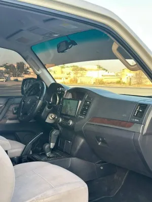 2010 ميتسوبيشي باجيرو GLS