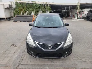 2013 نيسان تيدا Hatch