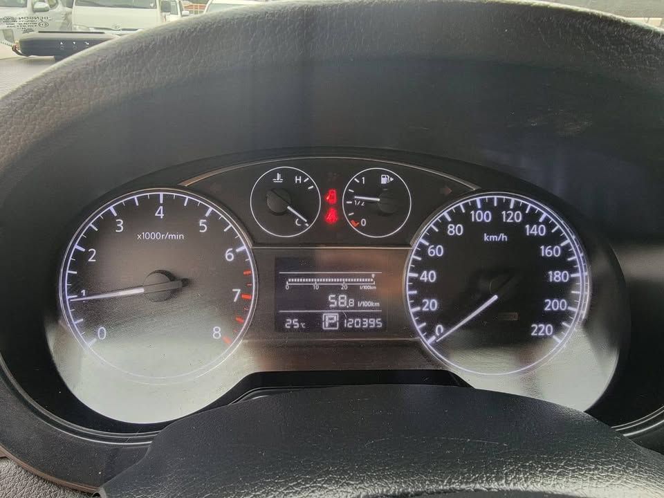 2013 نيسان تيدا Hatch