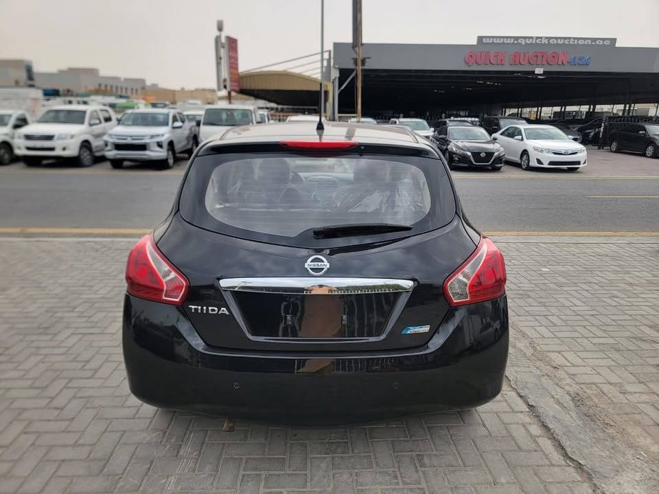 2013 نيسان تيدا Hatch