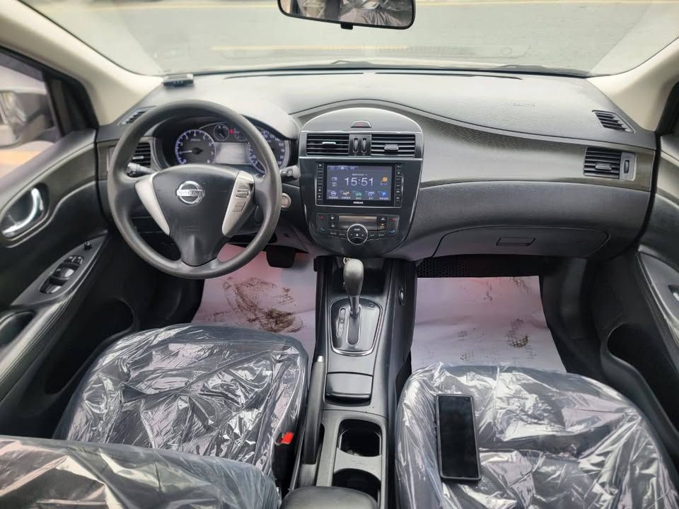 2013 نيسان تيدا Hatch