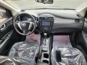 2013 نيسان تيدا Hatch