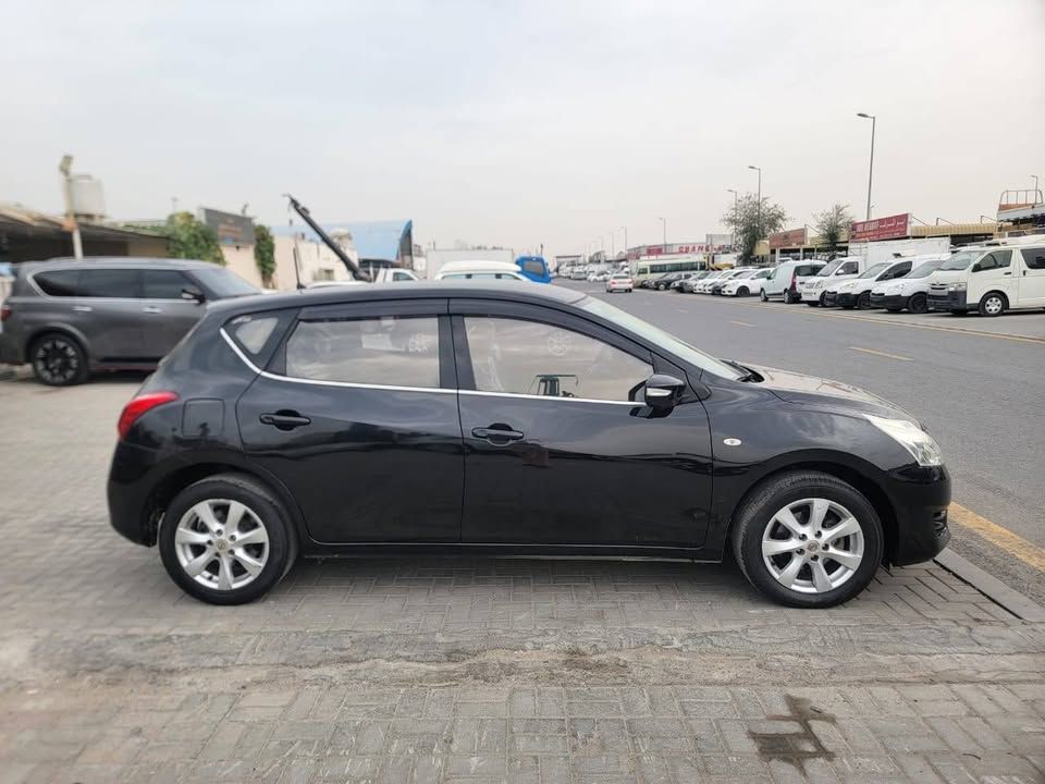 2013 نيسان تيدا Hatch
