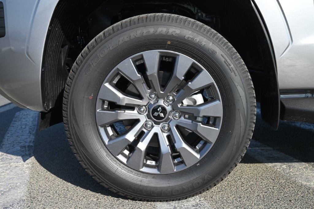 2025 ميتسوبيشي أل٢٠٠ double-cab