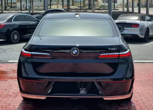 2026 بي أم دابليو الفئة - 7 735i