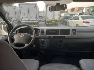 2012 تويوتا هياس Commuter