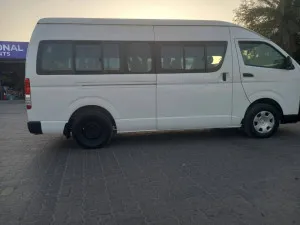 2012 تويوتا هياس Commuter