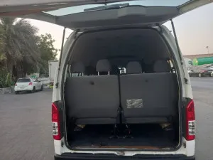 2012 تويوتا هياس Commuter