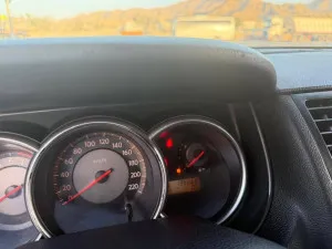 2009 نيسان تيدا Hatch