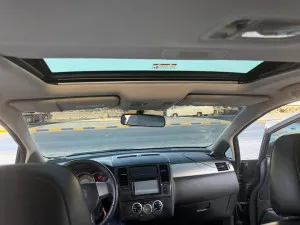 2009 نيسان تيدا Hatch