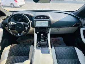 2019 جاكوار اف بيس Prestige