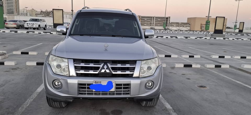 2013 ميتسوبيشي باجيرو Signature Edition