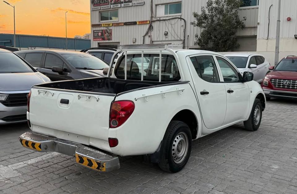 2013 ميتسوبيشي أل٢٠٠ double-cab