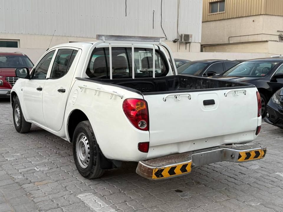 2013 ميتسوبيشي أل٢٠٠ double-cab