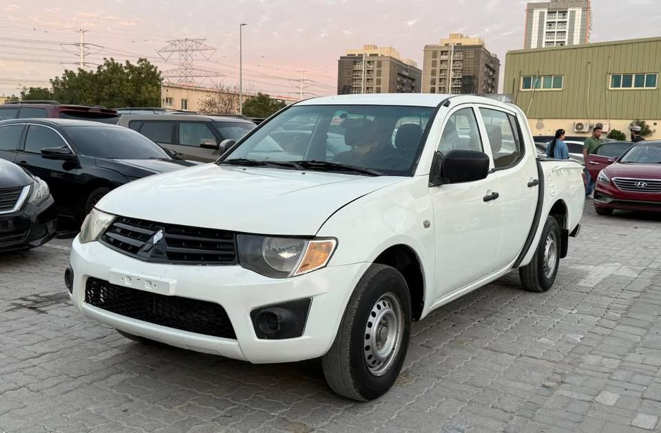2013 ميتسوبيشي أل٢٠٠ double-cab