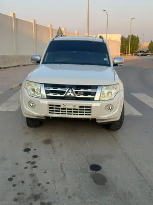 ميتسوبيشى باجيروموديل 2014خليجىبدون حوادث فتحةمثبت سرعة تحكمرنجاتحساساتجناح خلفى تكييف أمامى وخلفى غمازات جانبيةحساسات امامية -وخلفيةشاشة كاميرا خلفة بحالة ممتازة .