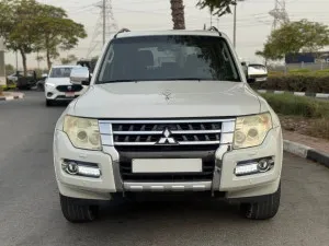 2015 ميتسوبيشي باجيرو GLS