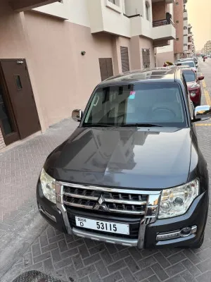 2017 ميتسوبيشي باجيرو Signature Edition