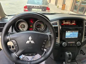 2017 ميتسوبيشي باجيرو Signature Edition