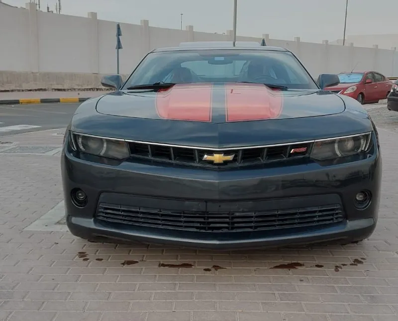 شيفروليه كمارو R S ذات لونين رمادى / برتقالى 6 سلندر موديل 2014 خليجى فتحة جلد مثبت سرعة  تحكم رنجات حساسات جناح خلفى كشافات ضباب بحالة ممتازة