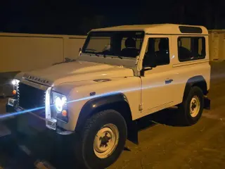 2014 Land Rover Defender في Abu Dhabi سيارة مستعملة