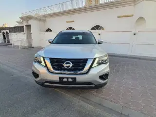 2017 Nissan Pathfinder في Dubai سيارة مستعملة