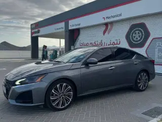 2024 Nissan Altima في Dubai سيارة مستعملة
