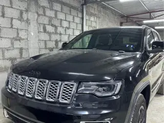 2016 Jeep Grand Cherokee في Sharjah سيارة مستعملة