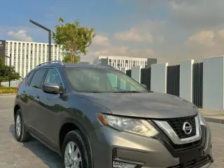 2017 Nissan Rogue في Dubai سيارة مستعملة