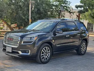 2014 GMC Acadia في Dubai سيارة مستعملة