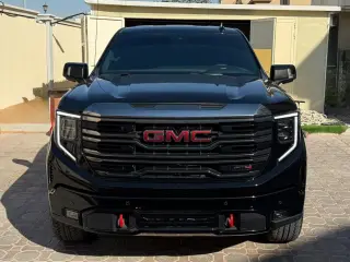 2023 GMC Sierra في Dubai سيارة مستعملة