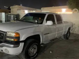 2006 GMC Sierra في Dubai سيارة مستعملة